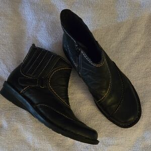 Clarks Bendable Black Leather Ankle Boots Cream Stitching Inside Zipper 7M EUC